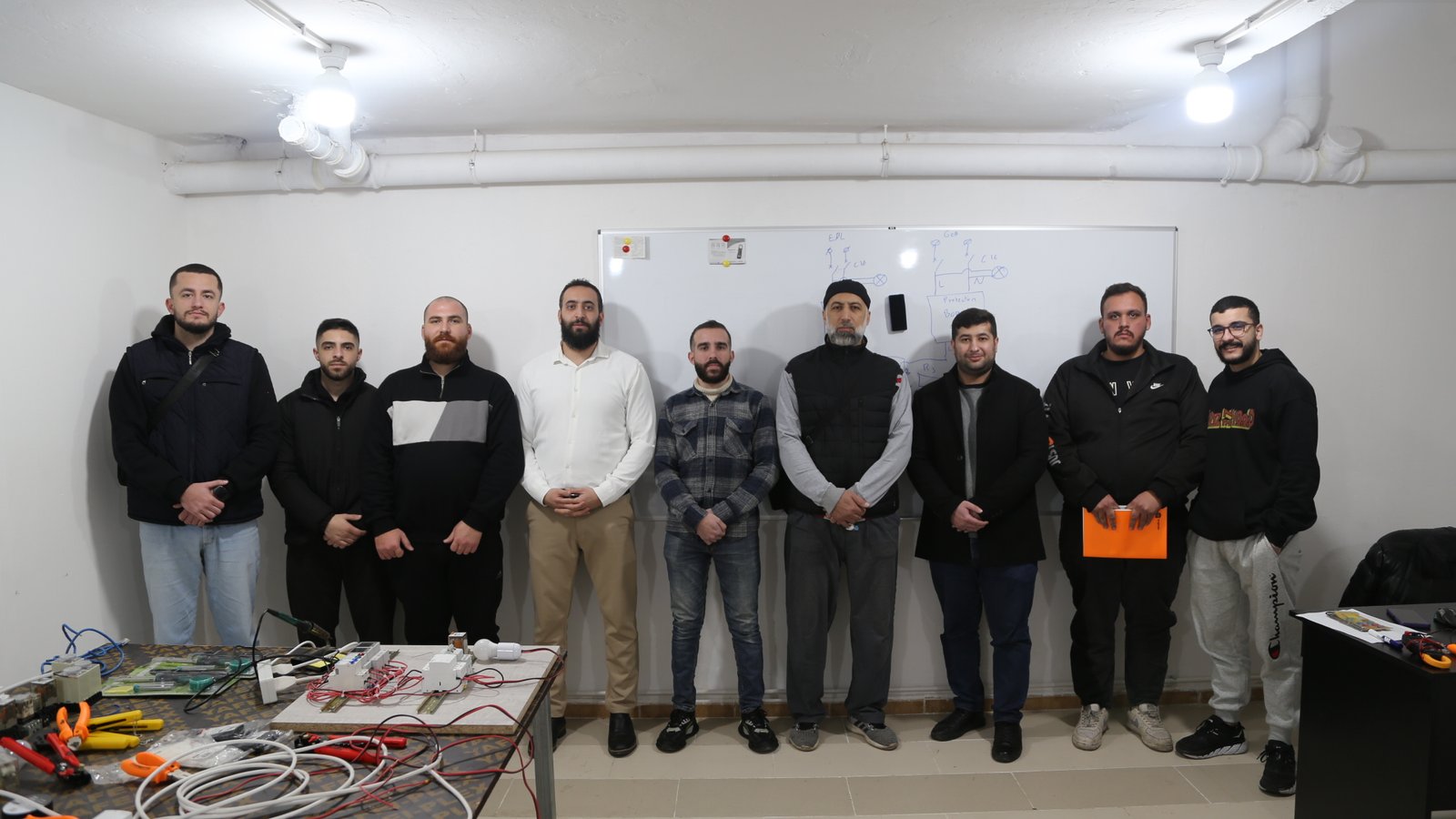 متدرّبو اختصاص الكهرباء في معهد آفاق الخير المهني