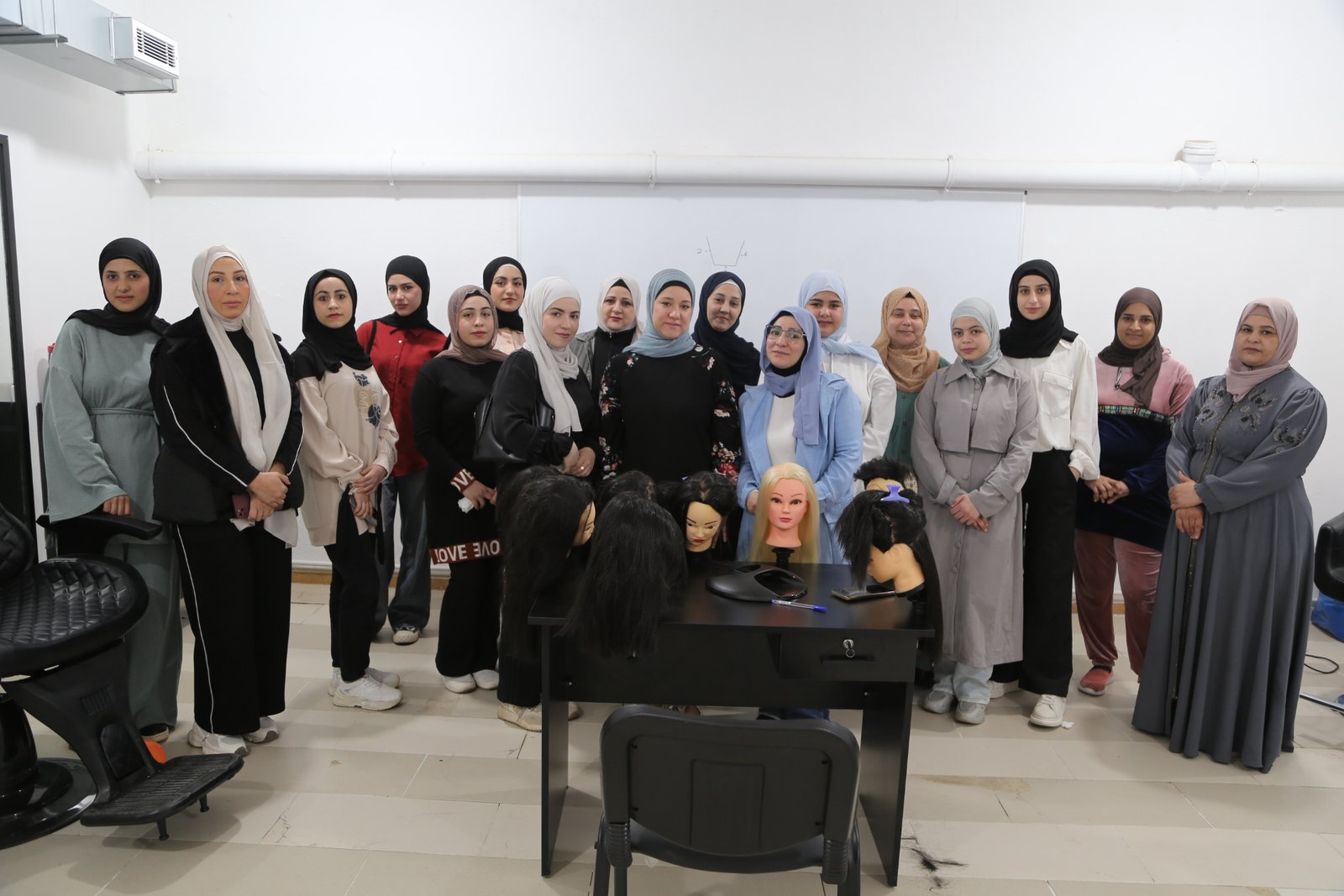 خرّيجات اختصاص تصفيف الشعر والتجميل من الدفعة الثانية