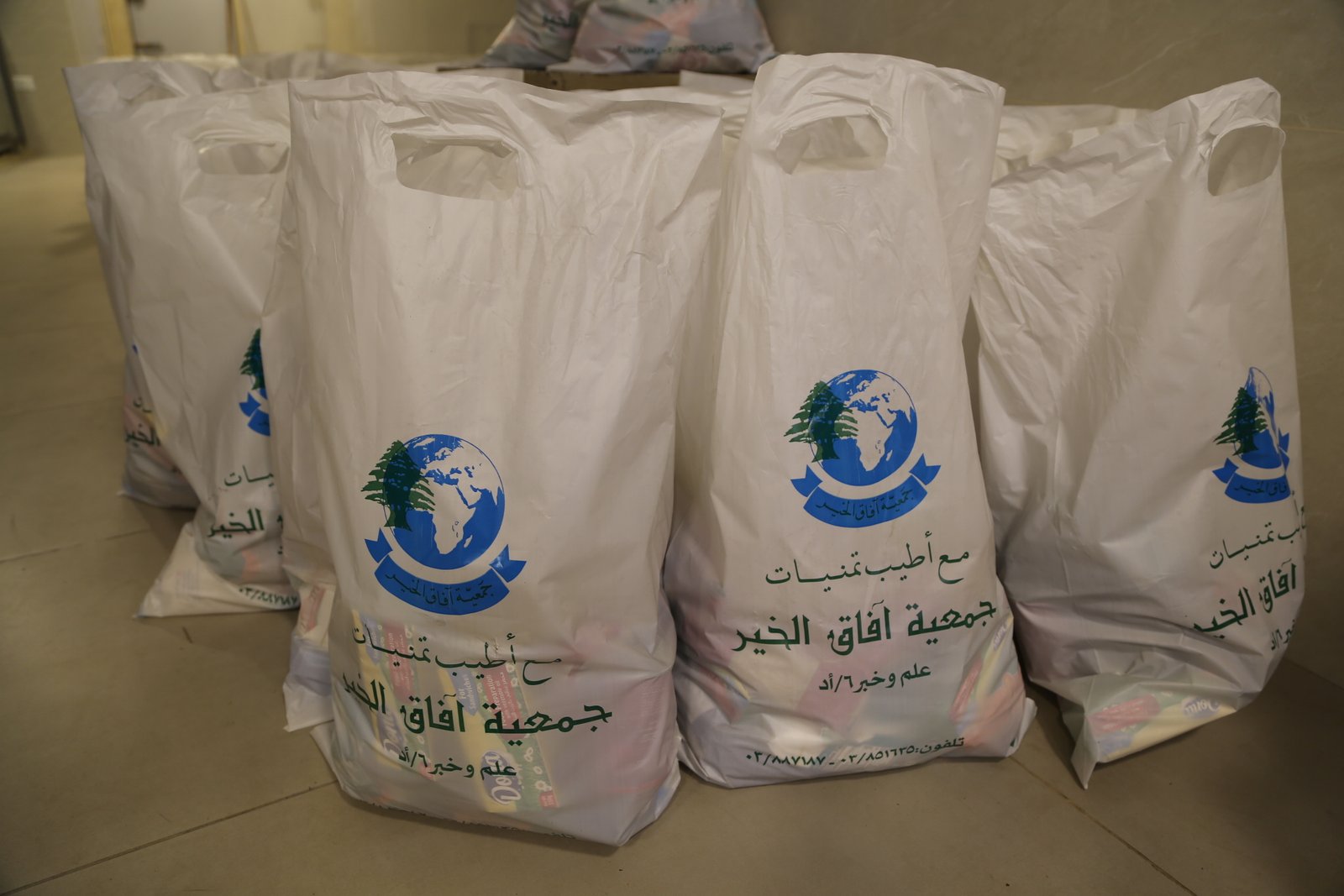 سلالٌ غذائية معبّأة تحمل شعار جمعية آفاق الخير